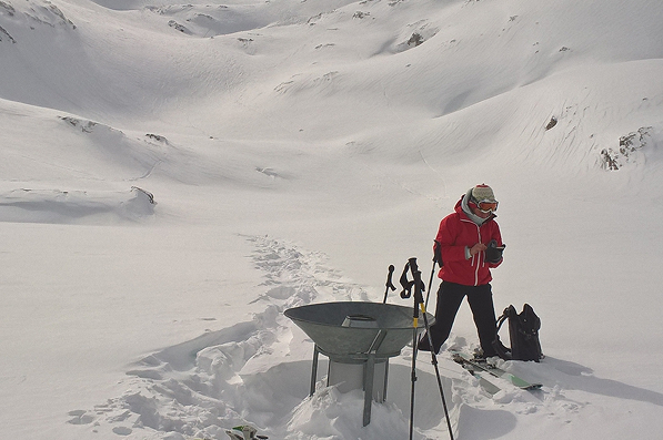 Messungen der Schneedecke am Hallstätter Gletscher im Rahmen der Gletscherforschung.