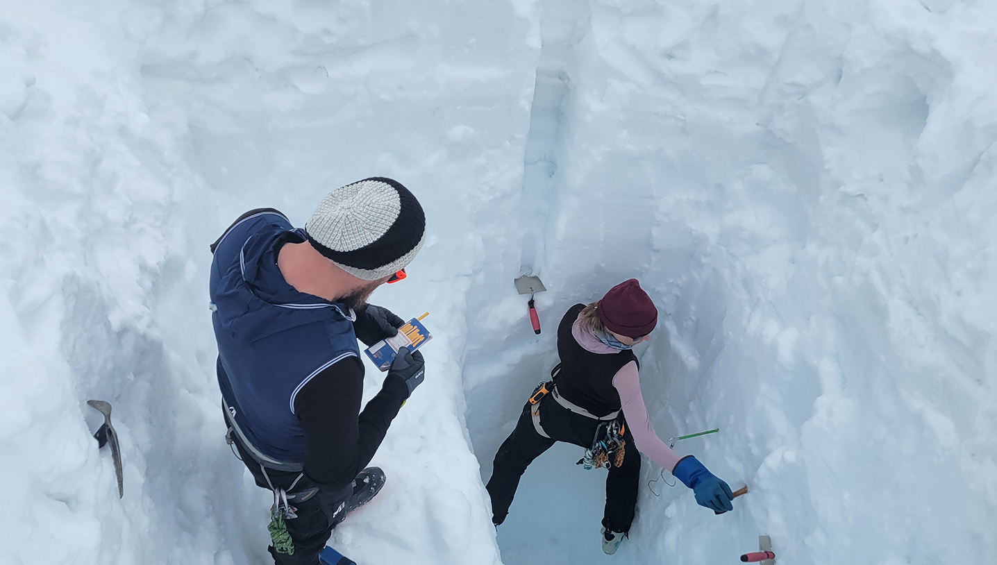 Forschungsteam untersucht die Schneeschichten in einem Schneeschacht am Hallstätter Gletscher.