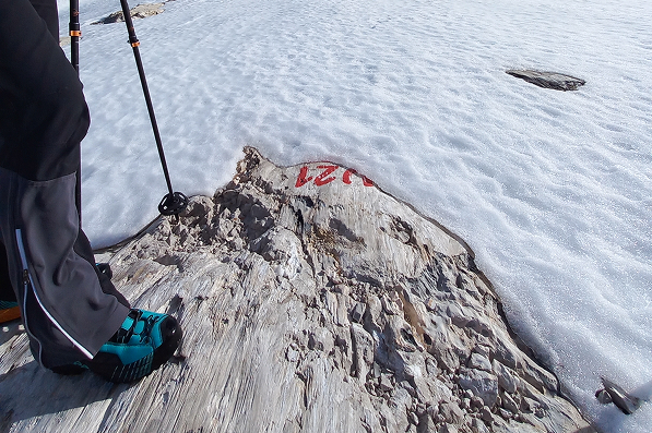 Markierung eines Messpunkts auf freiliegendem Fels am Hallstätter Gletscher.