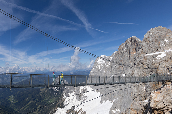 Hängebrücke am Dachstein mit Blick auf die hochalpine Landschaft.