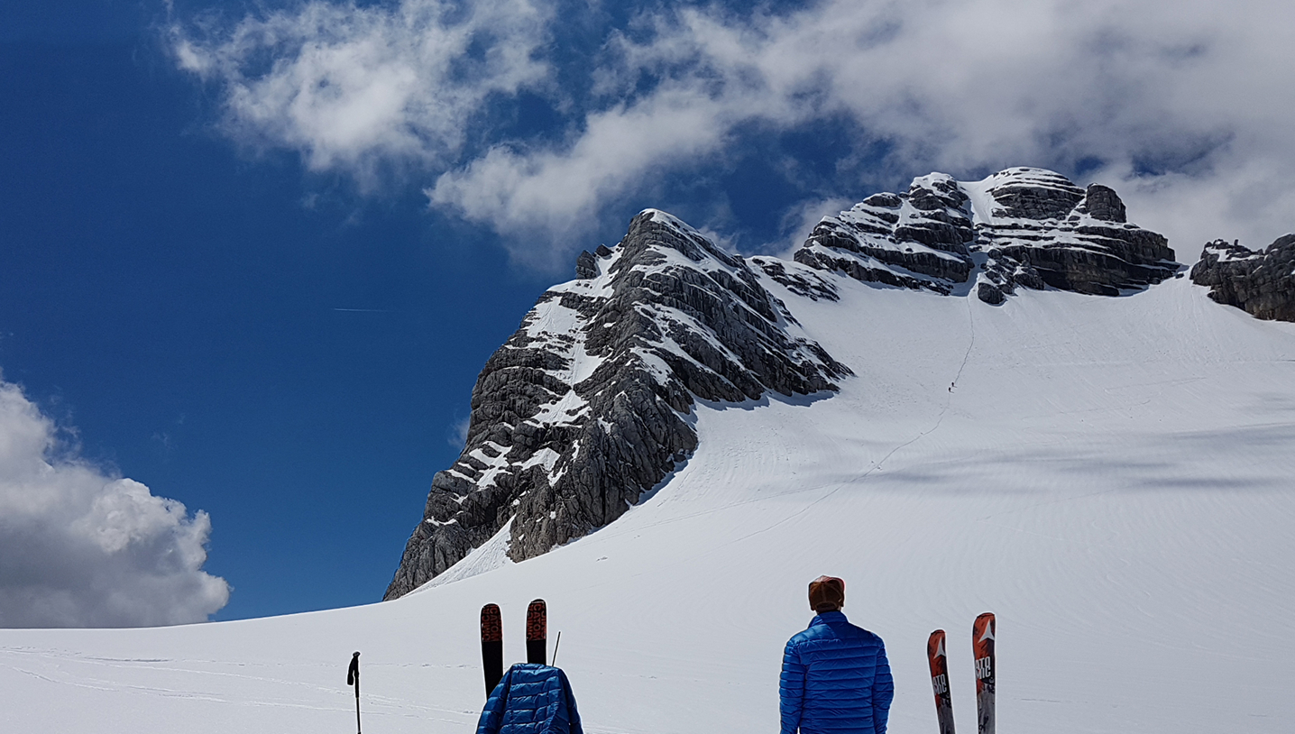 Blick auf den Hallstätter Gletscher mit einer Person im hochalpinen Gelände.