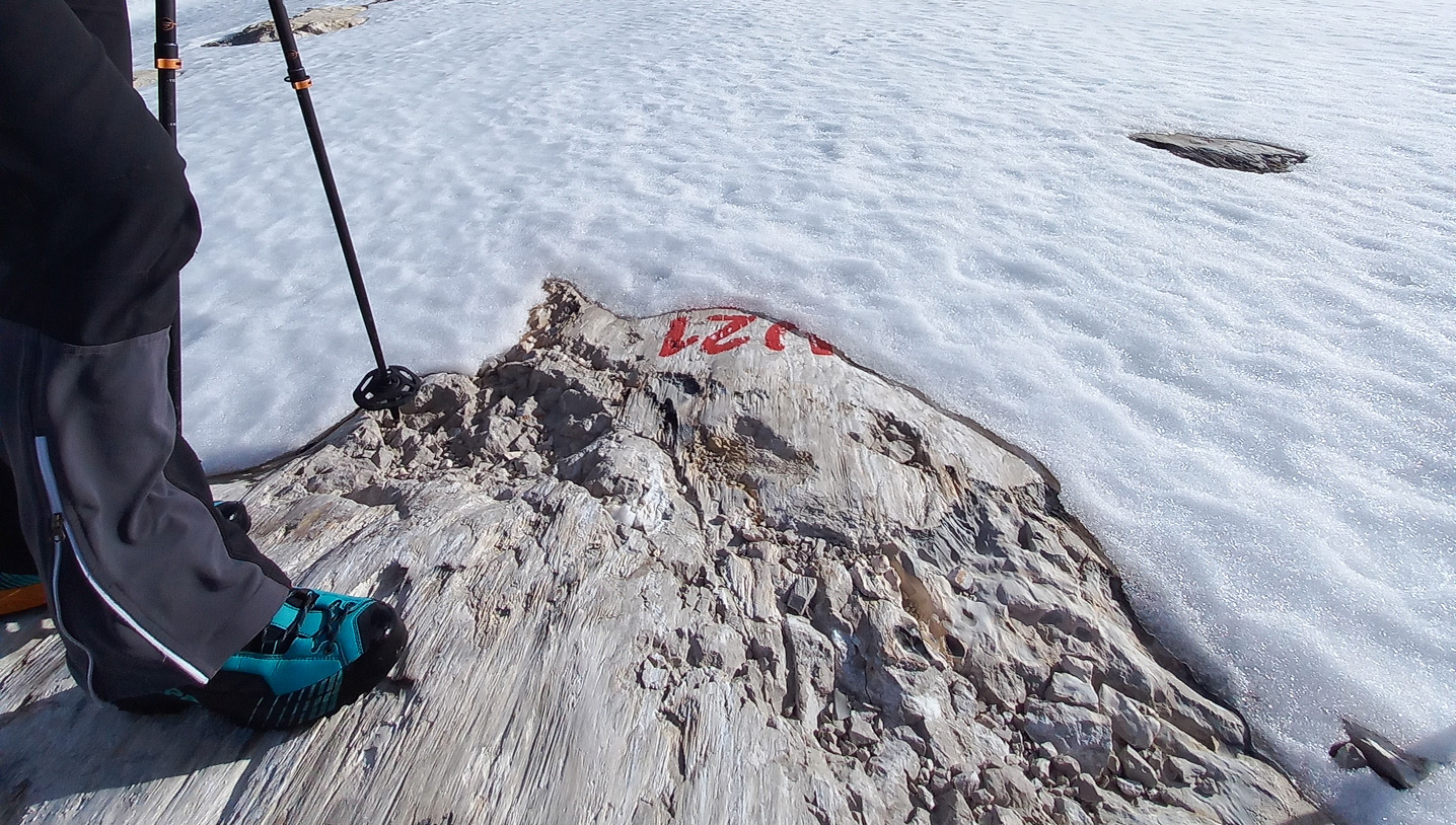 Markierung eines Messpunkts auf freiliegendem Fels am Hallstätter Gletscher.