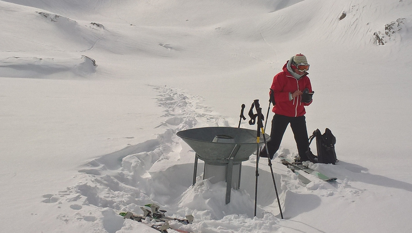 Messungen der Schneedecke am Hallstätter Gletscher im Rahmen der Gletscherforschung.