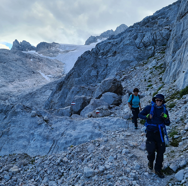 Wandernde auf dem Hochgebirgs-Erlebnisweg mit Blick auf den Hallstätter Gletscher.