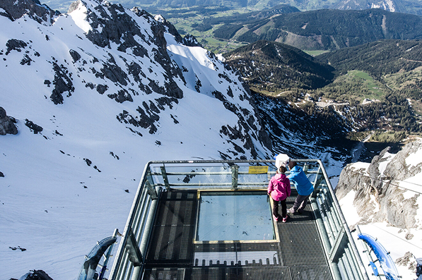 Aussichtsplattform am Dachstein mit Blick auf die hochalpine Landschaft.