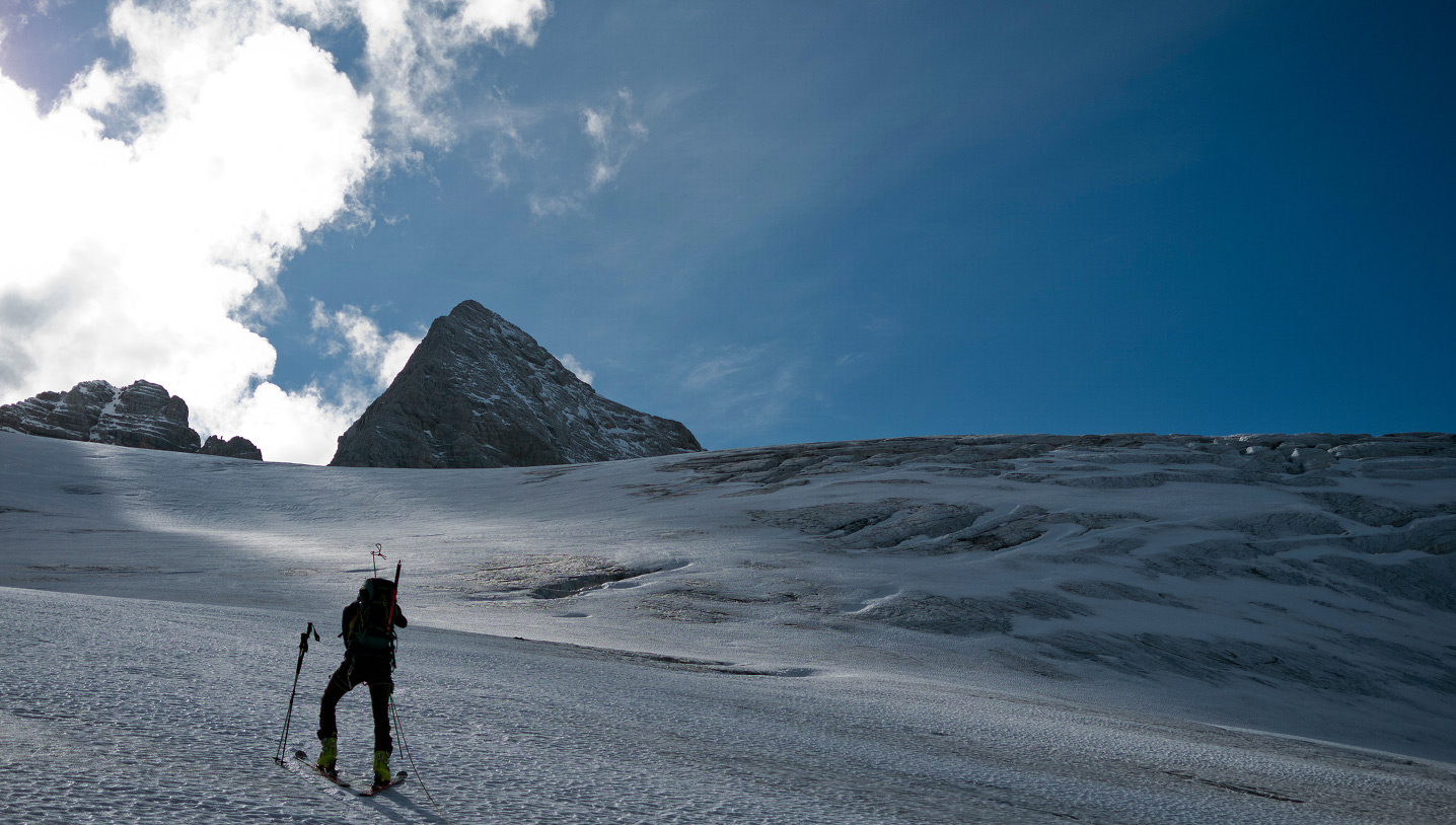 Forschungsarbeit auf der Schneedecke des Hallstätter Gletschers
