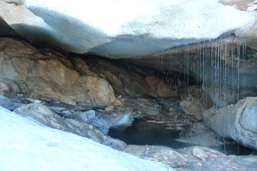Schmelzwasserhöhle unter dem Eis des Hallstätter Gletschers.