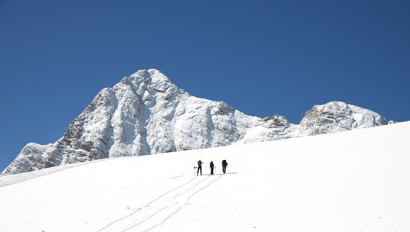 Forschungsteam auf dem Hallstätter Gletscher vor der Dachstein-Südwand.