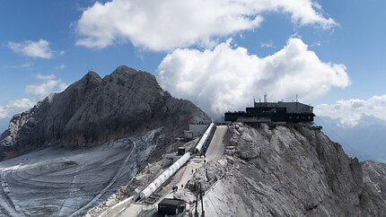 Die Dachstein Bergstation mit Blick auf den Hallstätter Gletscher und den Hohen Dachstein.