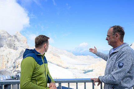 LR Stefan Kaineder und Georg Bliem mit Blick auf den Hallstätter Gletscher