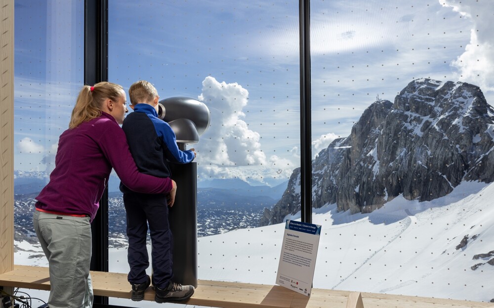 Gletschforscher:in am Fernrohr